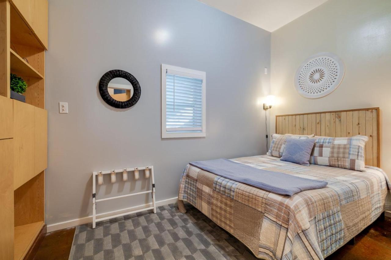 Southern Charmer-Historic District Downtown-Front Porch-Walk Score 90!!-Private Parking-1 Minute To Forsyth Park Savannah Exterior foto