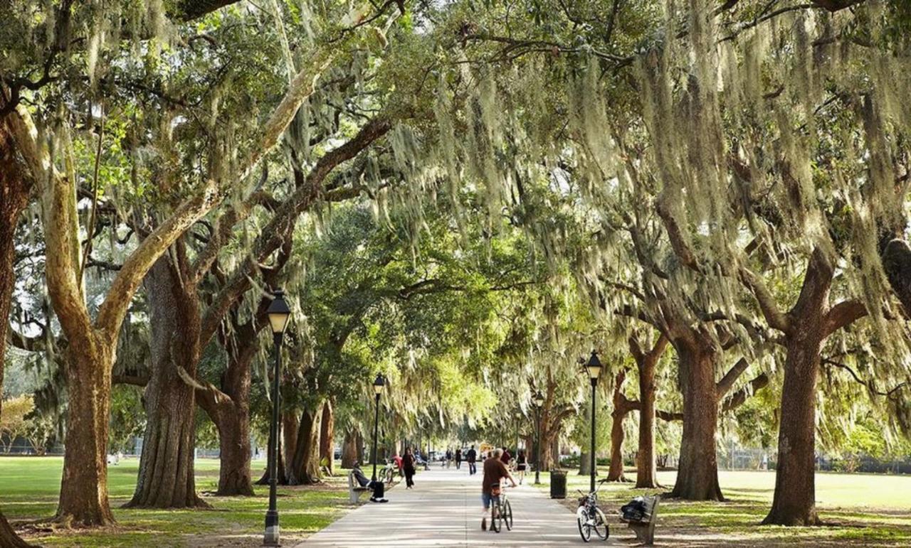 Southern Charmer-Historic District Downtown-Front Porch-Walk Score 90!!-Private Parking-1 Minute To Forsyth Park Savannah Exterior foto